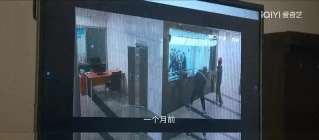 《低智商犯罪》成节后解压爆款：荒诞逻辑击中现实疲惫，张一昂诗坛梗席卷全网 _ 相关图片
